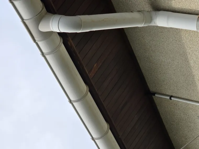 Dépose de gouttière pvc  avant 