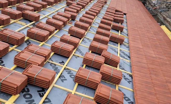 pose de tuiles après la toile de protection